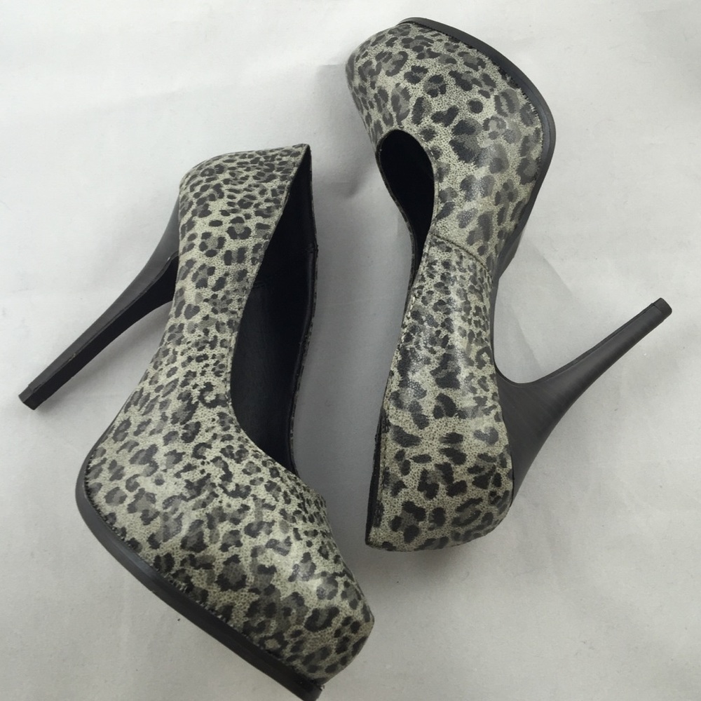Quipd NEW gray Platform cheetah print pumps